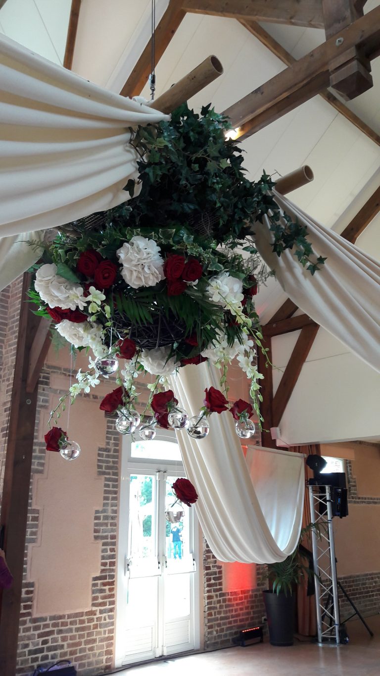Lustre florale végétale salle de récéption rouge et blanc mariage Rouen