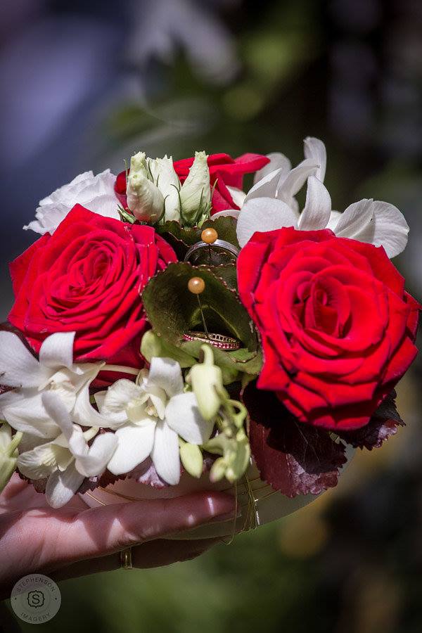 Coussin alliance mariage rouge et blanc naturels élégants Rouen