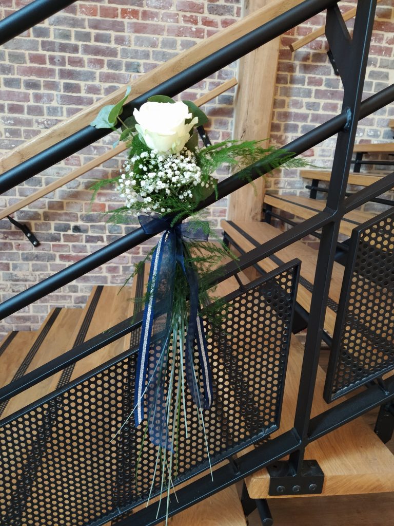 décoration escalier rose blanche mariage