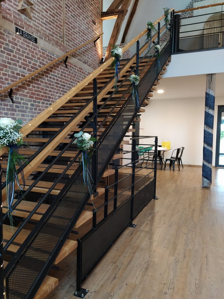 décoration escalier mariage montville