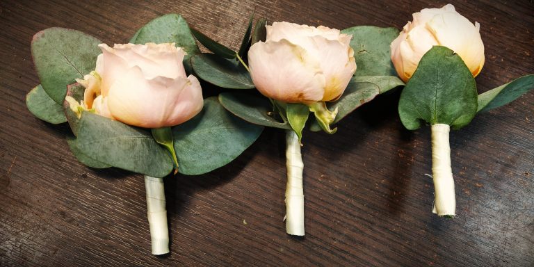 Boutonniére florale témoin marié eucalpytus marié