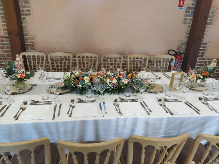 centre de table fleuri orange blanc et vert