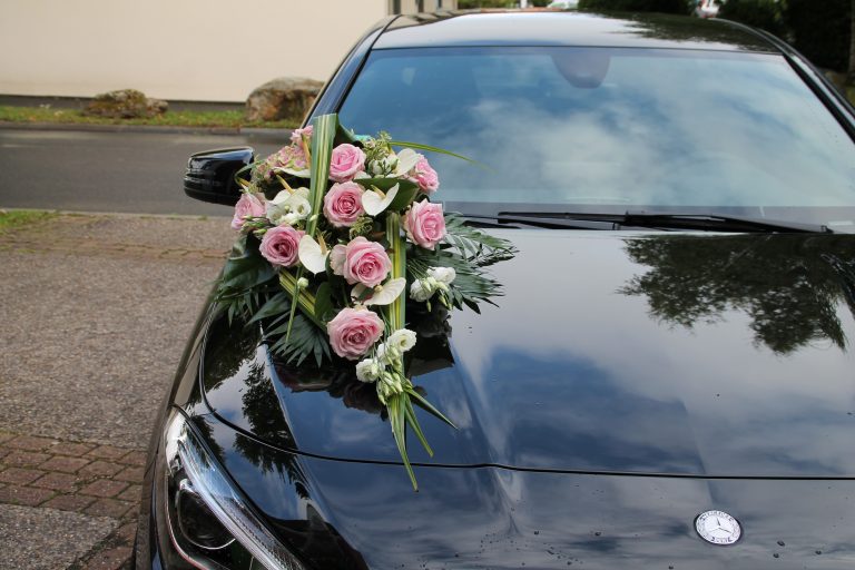 Piéces de composition florale rose et blanc capot voiture Quincampoix