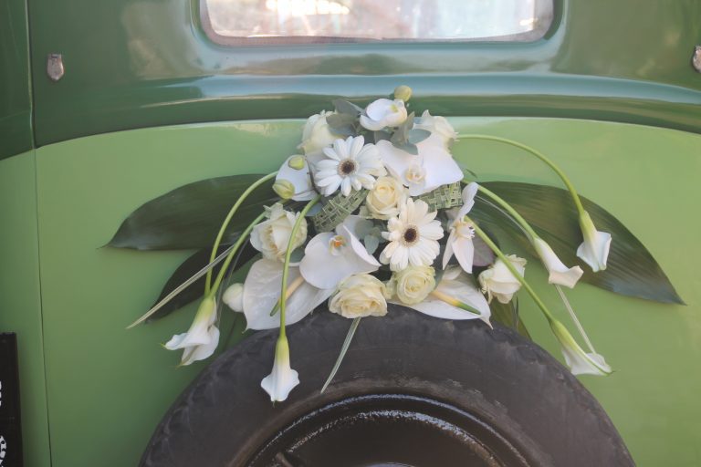composition florale roue de secours voiture mariée calas Montville