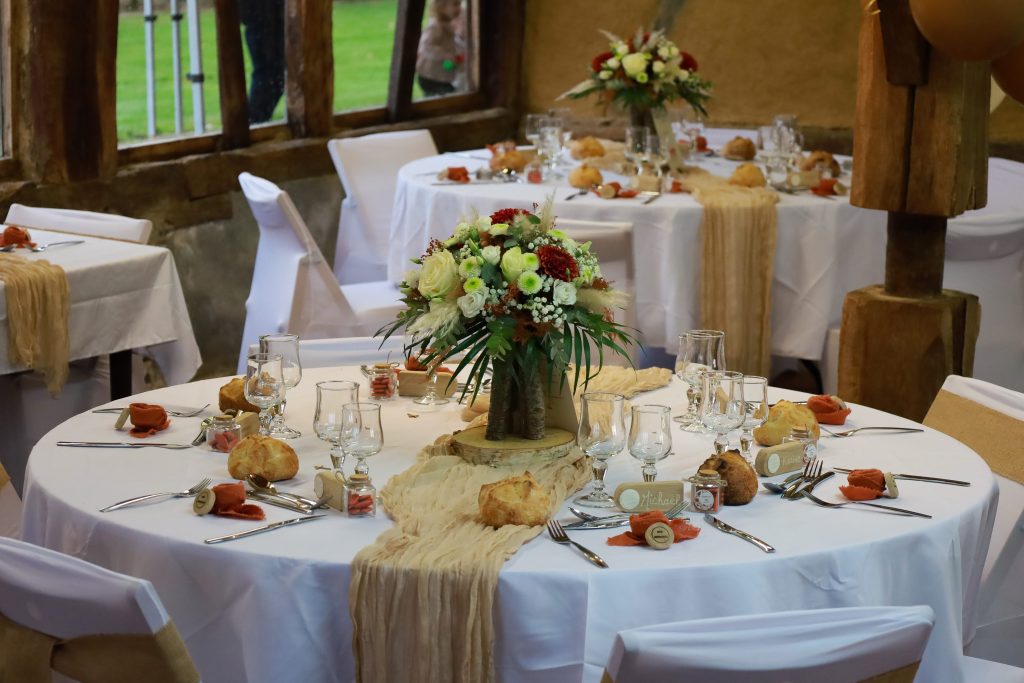 Baptême centre de table bois dalhia pampa terracotta Montville