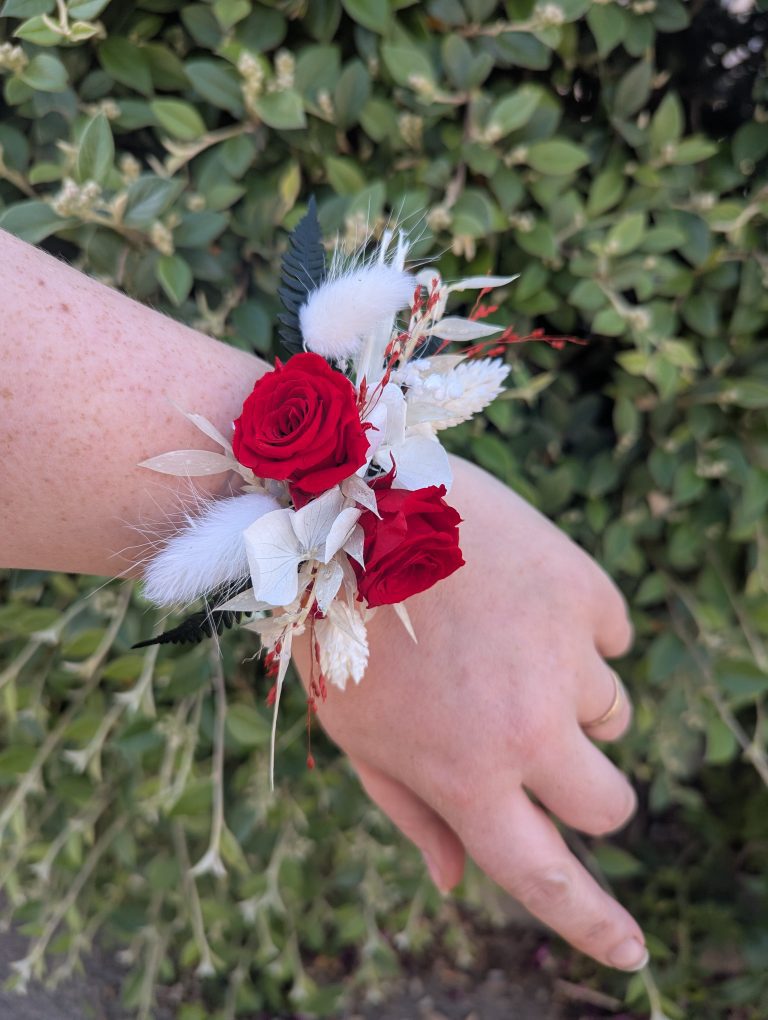 bracelet fleurs mariage rouge blanc